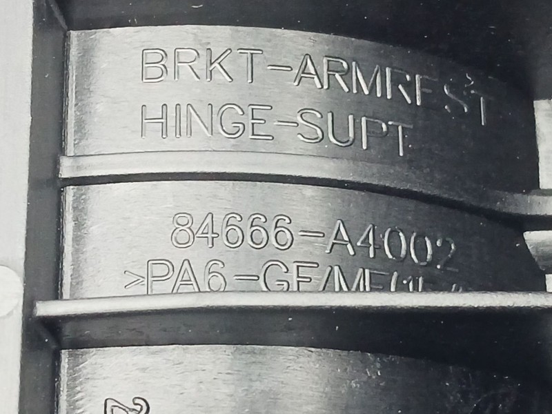 Recambio de apoyabrazos central para kia carens iv 1.7 crdi referencia OEM IAM 84666A4002  