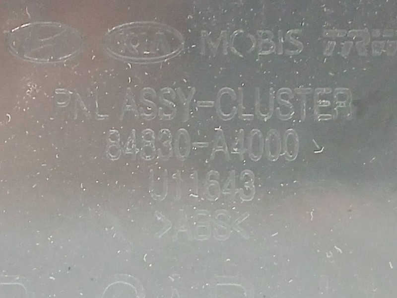 Recambio de moldura para kia carens iv 1.7 crdi referencia OEM IAM 84830A4000  