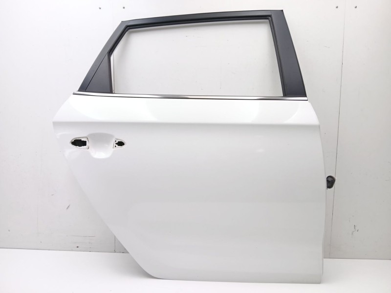 Recambio de puerta trasera derecha para kia carens iv 1.7 crdi referencia OEM IAM   