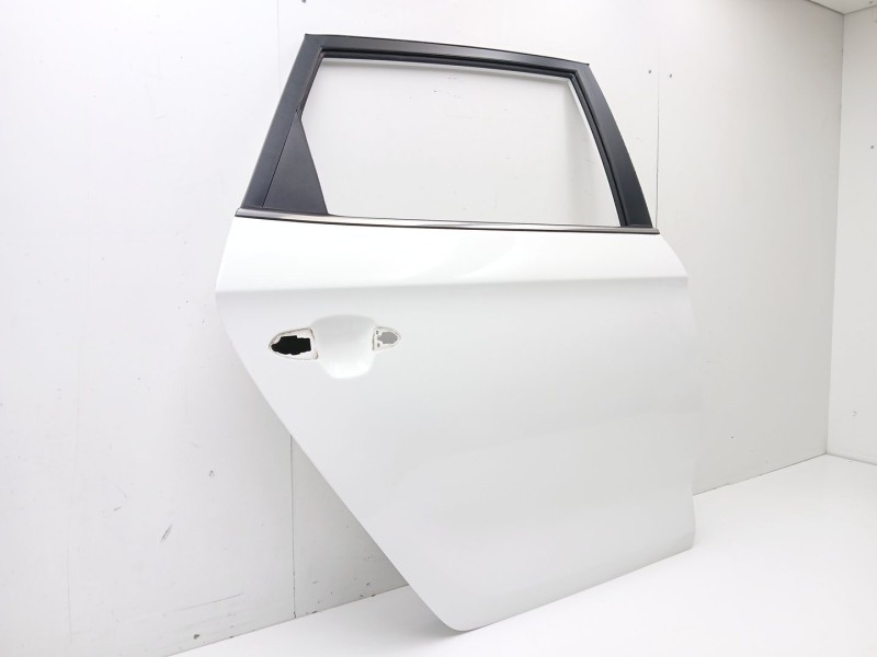 Recambio de puerta trasera derecha para kia carens iv 1.7 crdi referencia OEM IAM   