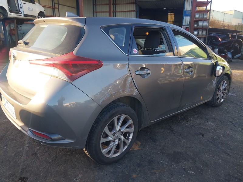 toyota auris (_e18_) del año 2017