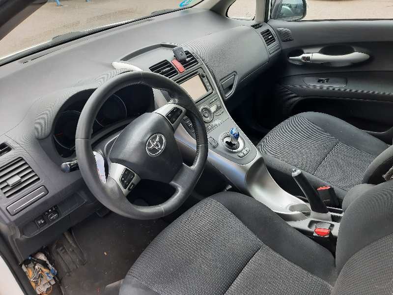 toyota auris del año 2013