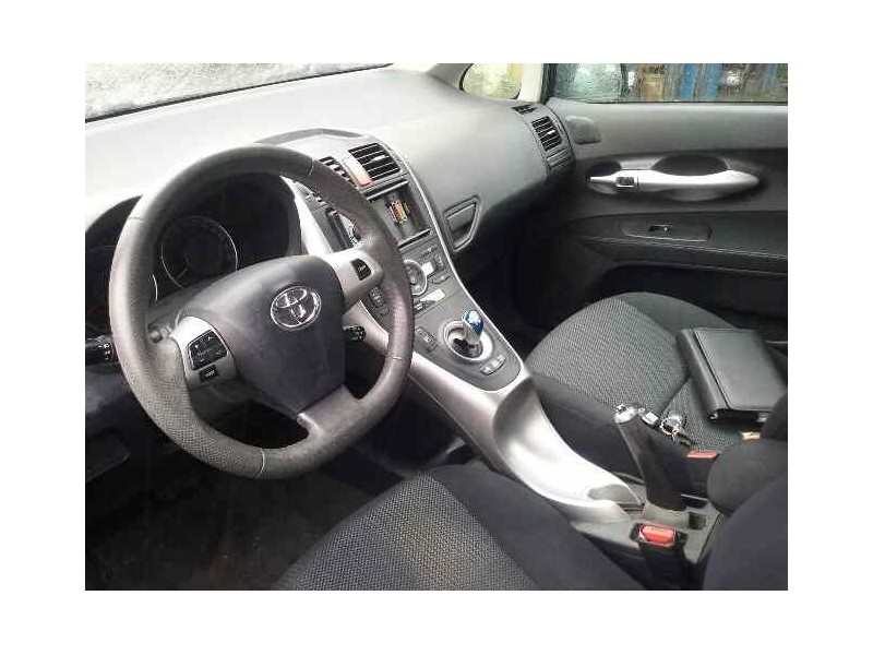 toyota auris del año 2011