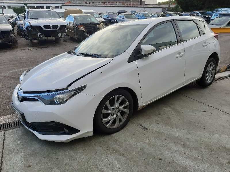toyota auris del año 2015