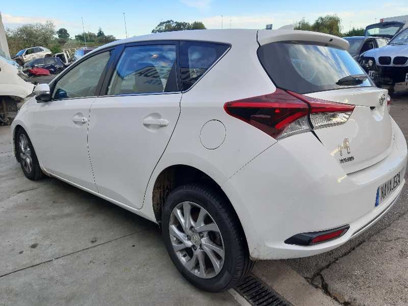 toyota auris del año 2015