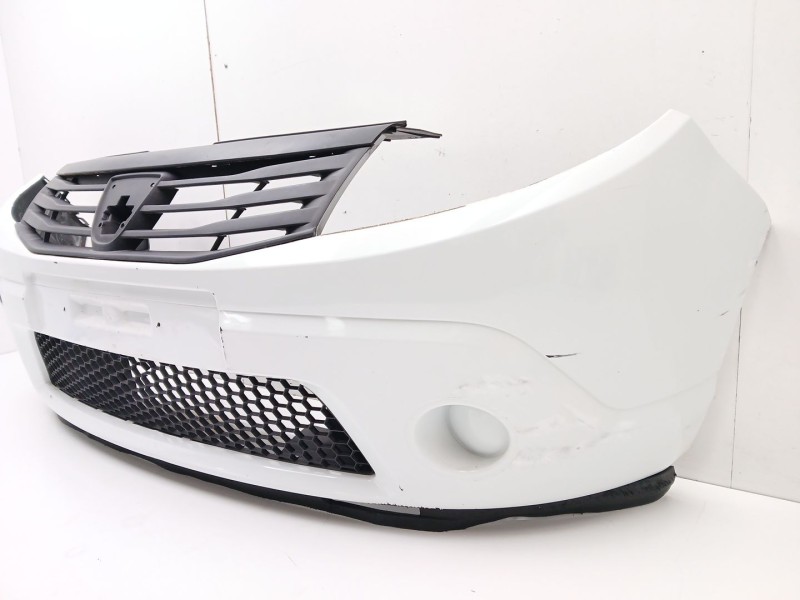 Recambio de paragolpes delantero para dacia sandero básico referencia OEM IAM 8200526596  