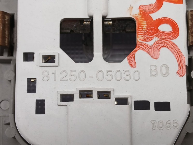 Recambio de luz interior para toyota auris (_e18_) 1.2 (nre185_) referencia OEM IAM 8125005030  