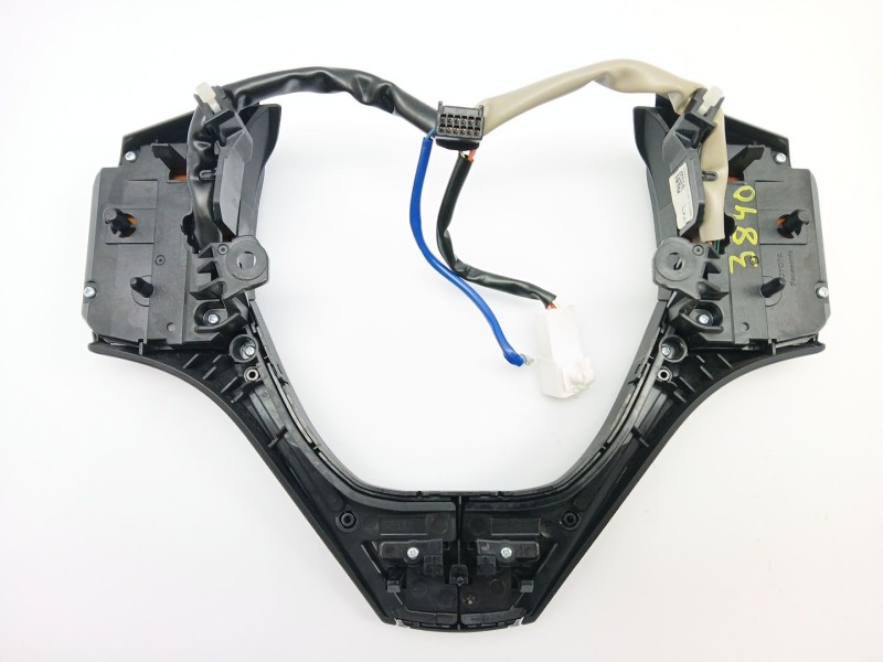 Recambio de mando volante para toyota auris (_e18_) 1.2 (nre185_) referencia OEM IAM 8424712040  