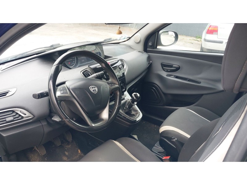 lancia ypsilon (312_) del año 2015