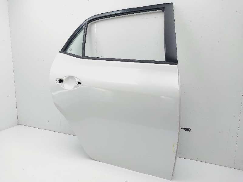 Recambio de puerta trasera derecha para toyota auris hybrid active referencia OEM IAM 6700302250  