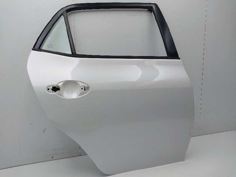Recambio de puerta trasera derecha para toyota auris hybrid active referencia OEM IAM 6700302250  