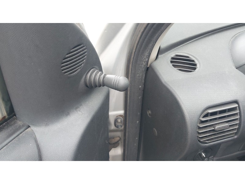 opel corsa c (x01) del año 2003