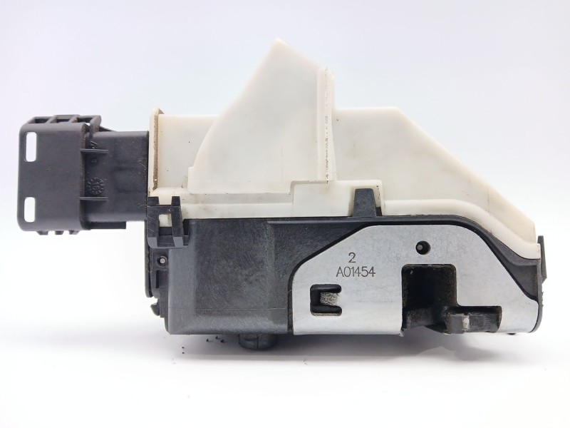 Recambio de cerradura puerta delantera derecha para peugeot partner tepee 1.6 bluehdi 100 referencia OEM IAM 828405  