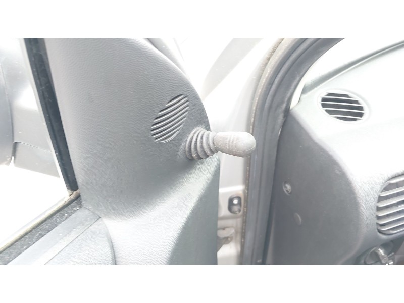 opel corsa c (x01) del año 2004