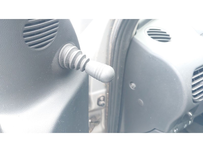 opel corsa c (x01) del año 2003