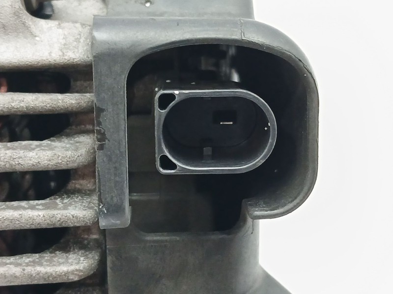 Recambio de alternador para kia carens iv 1.7 crdi referencia OEM IAM 373002A900  