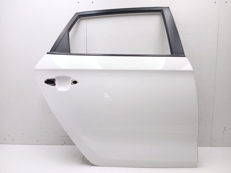 Recambio de puerta trasera derecha para kia carens iv 1.7 crdi referencia OEM IAM 77004A4000  