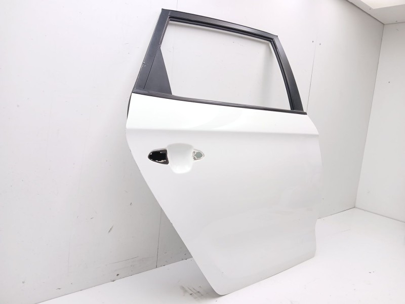 Recambio de puerta trasera derecha para kia carens iv 1.7 crdi referencia OEM IAM 77004A4000  