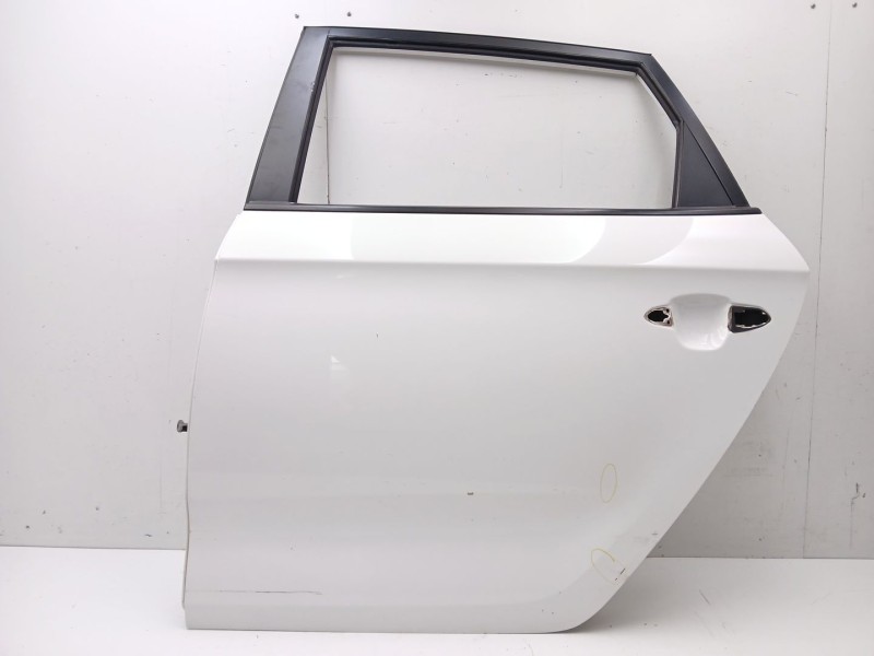 Recambio de puerta trasera izquierda para kia carens iv 1.7 crdi referencia OEM IAM 77003A4000  