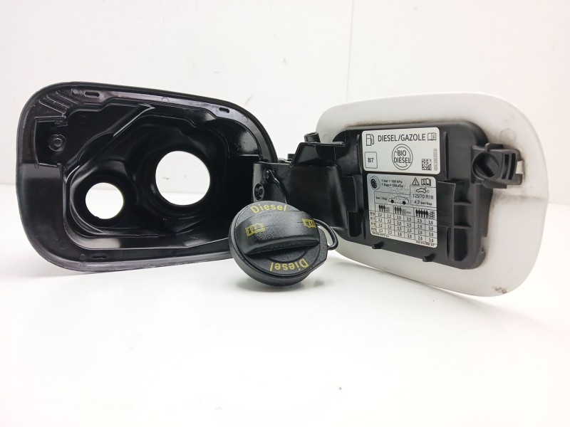 Recambio de tapa exterior combustible para skoda superb iii (3v3) 2.0 tdi referencia OEM IAM 3V5809702B 3V9809702B 3V5809702C