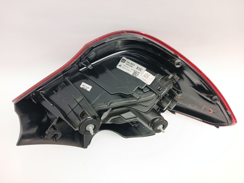 Recambio de piloto trasero derecho para opel corsa e selective referencia OEM IAM 39068623  