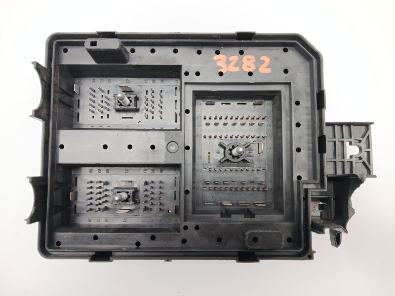 Recambio de caja reles / fusibles para opel corsa e selective referencia OEM IAM 39068001  