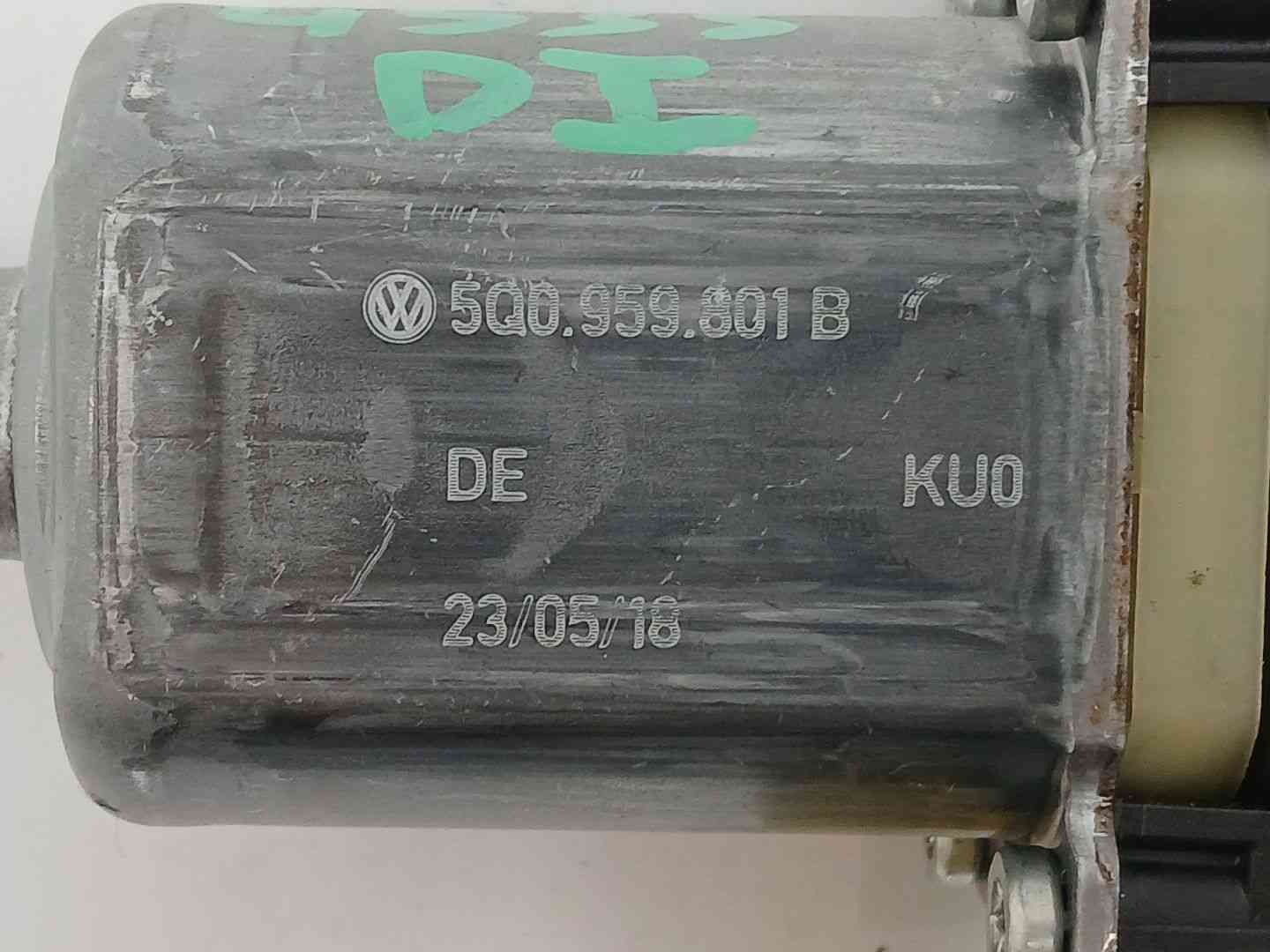 MOTOR ELEVALUNAS DELANTERO IZQUIERDO SEAT LEON ST (5F8) 0130822717 / 5Q0959801B 01308227175Q0959801B - Vista 3