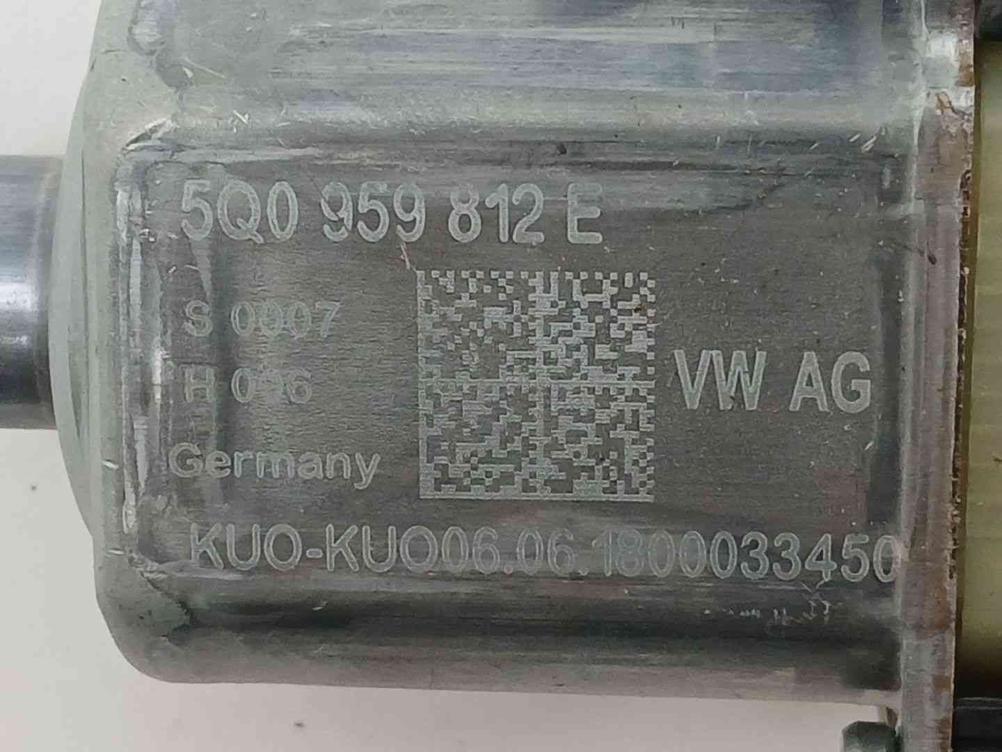 MOTOR ELEVALUNAS TRASERO DERECHO SEAT LEON ST (5F8) 0130822724 / 5Q0959812E 01308227245Q0959812E - Vista 3
