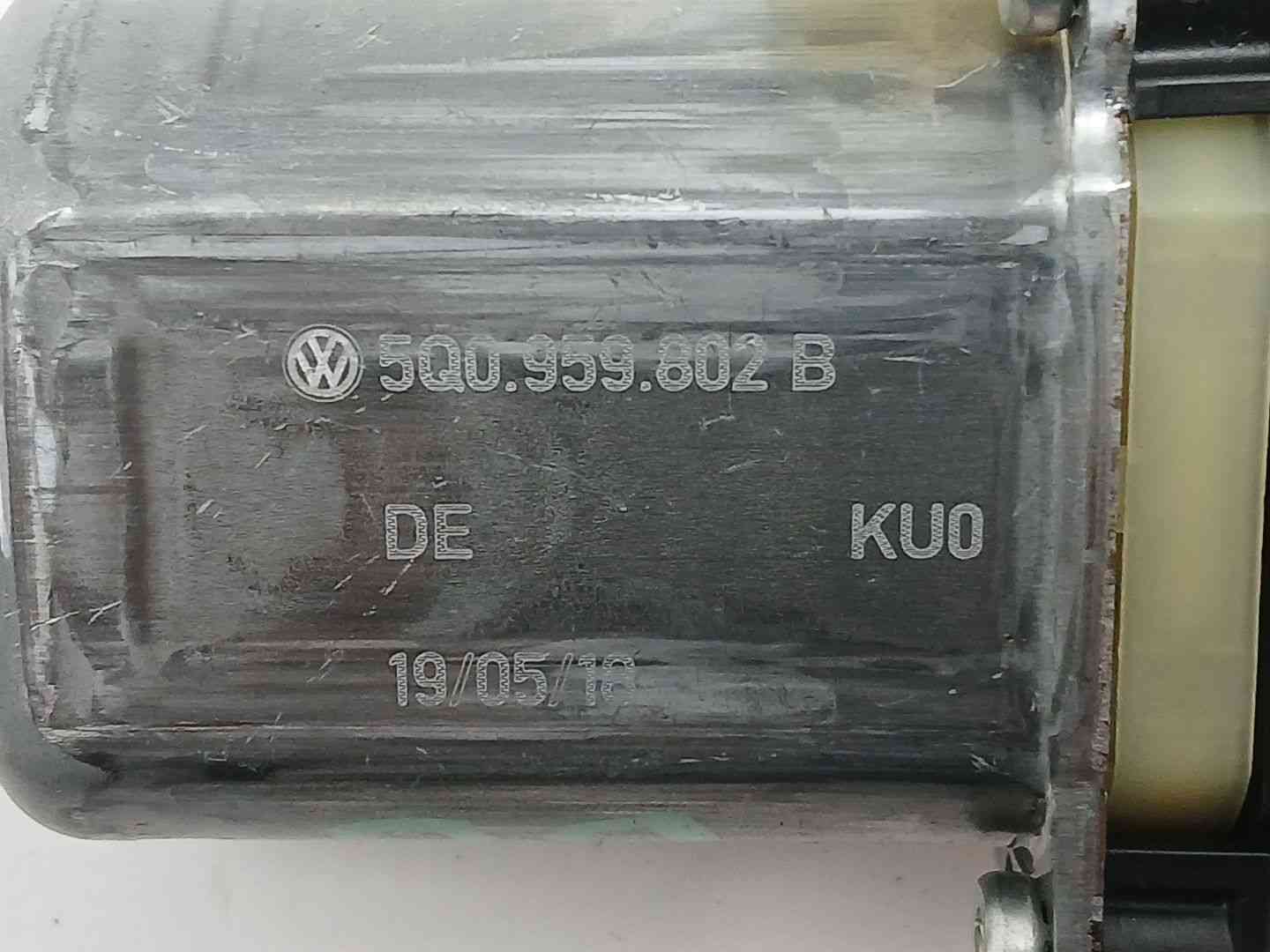 MOTOR ELEVALUNAS DELANTERO DERECHO SEAT LEON ST (5F8) 0130822716 / 5Q0959802B 01308227165Q0959802B - Vista 3