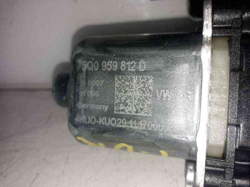 MOTOR ELEVALUNAS TRASERO DERECHO SEAT ARONA 0130822694 / 5Q0959812D 01308226945Q0959812D - Vista 2
