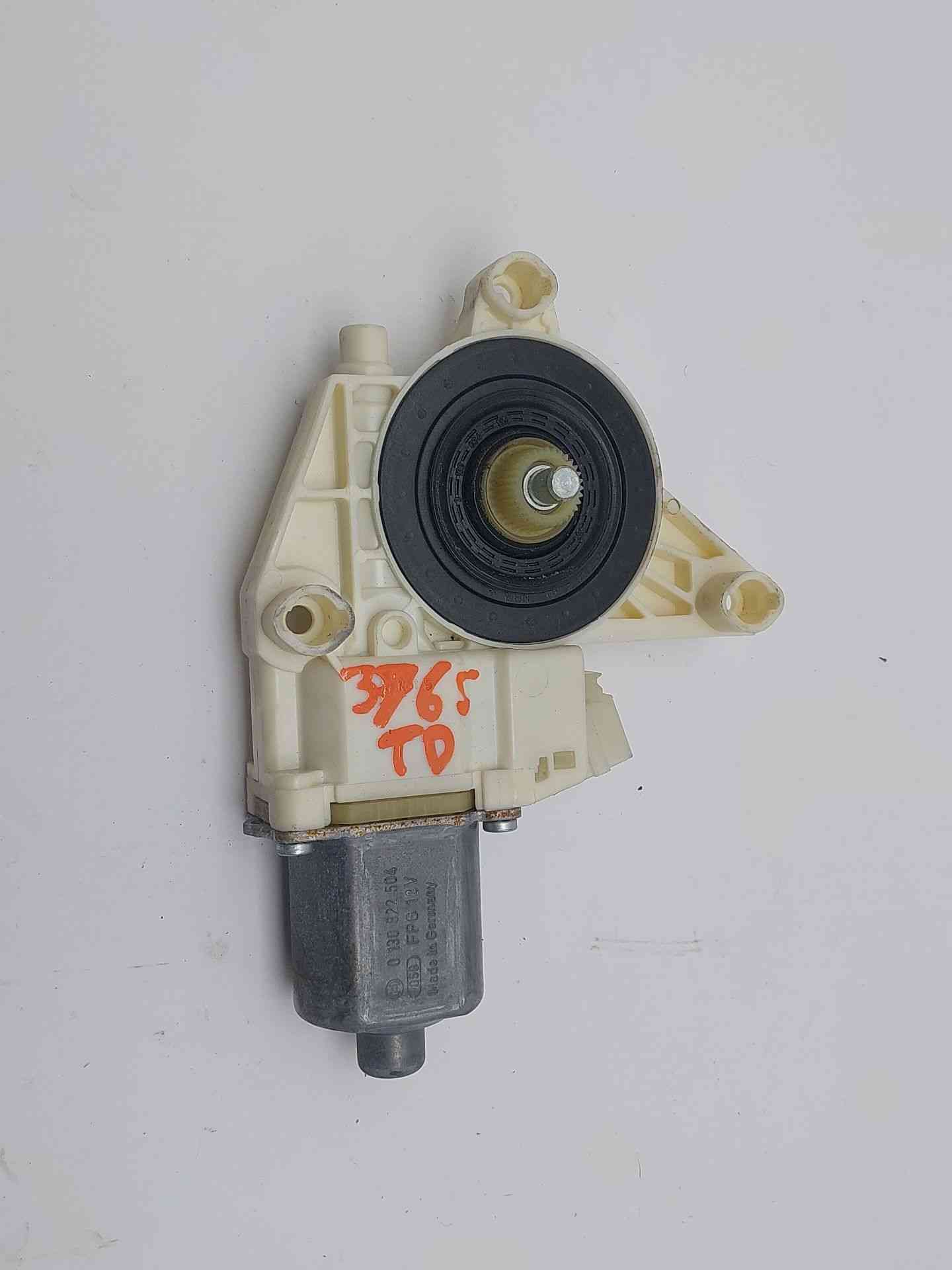 MOTOR ELEVALUNAS TRASERO DERECHO MERCEDES-BENZ CLASE C (W204) A2048200642 / 961108100 / 0130822504 A20482006429611081000130822504